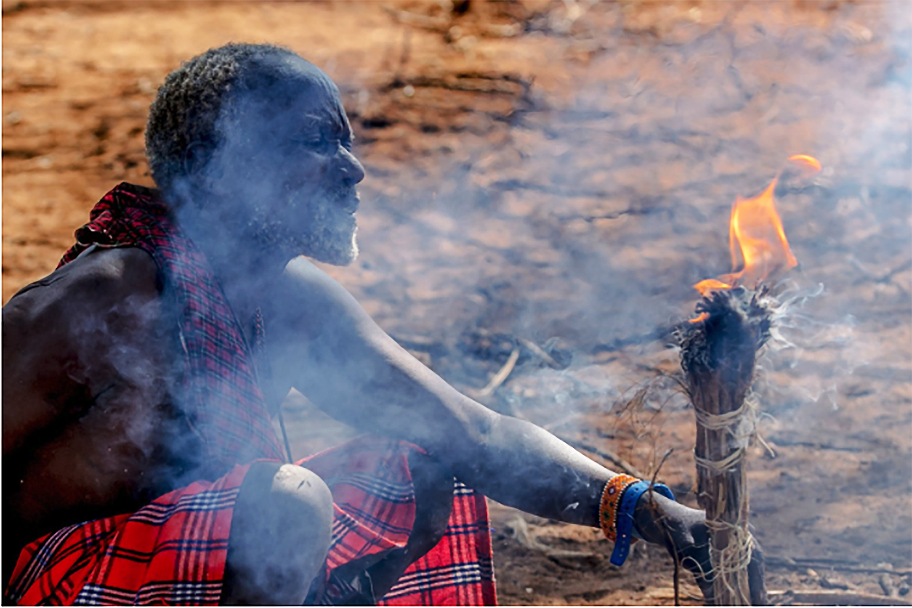 Préparation d'un feu chez les Massaï