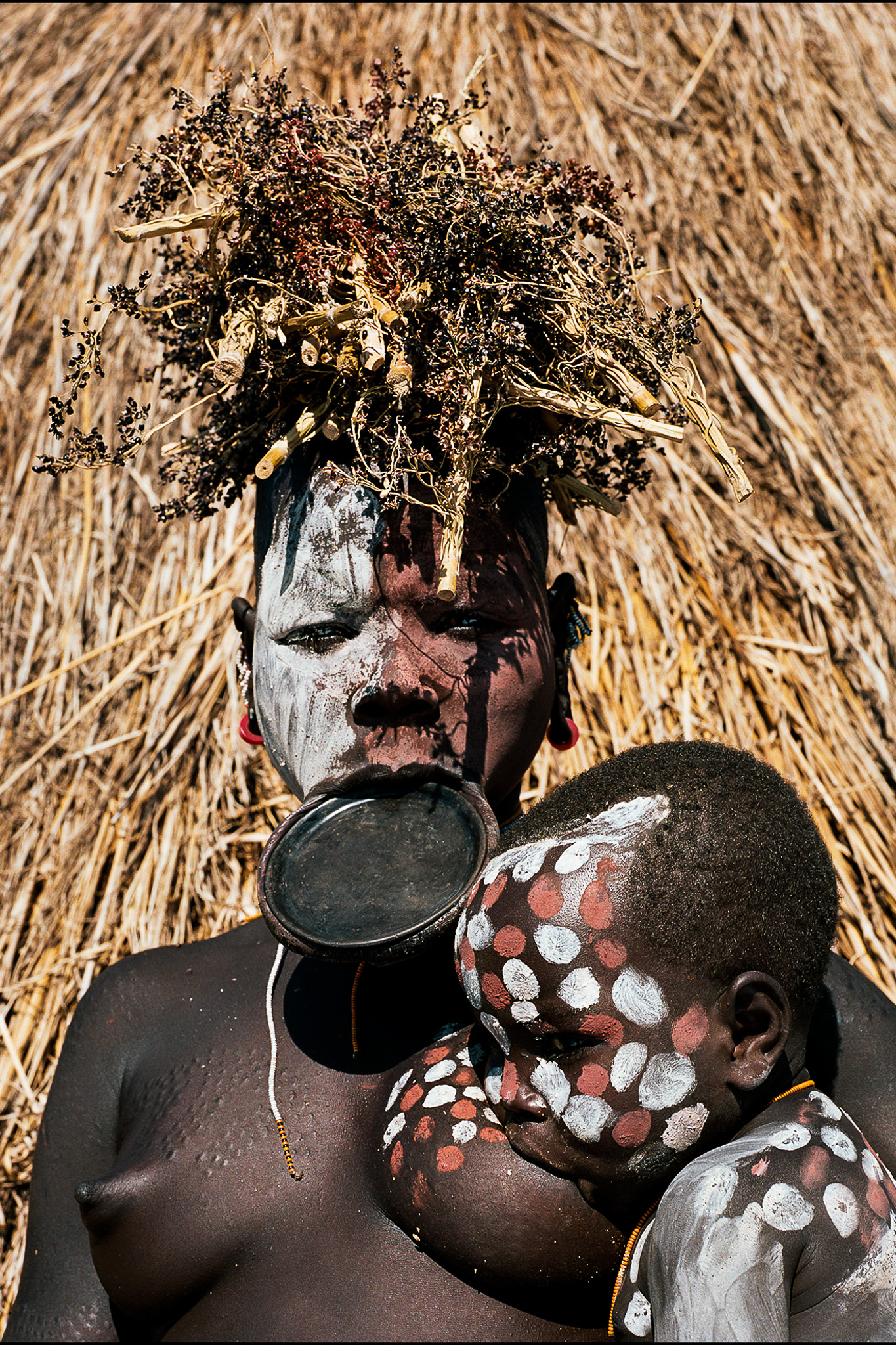 Enfant Suri au sein en Éthiopie