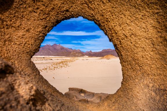 Voyage avec vue sur un plateau au Sahara