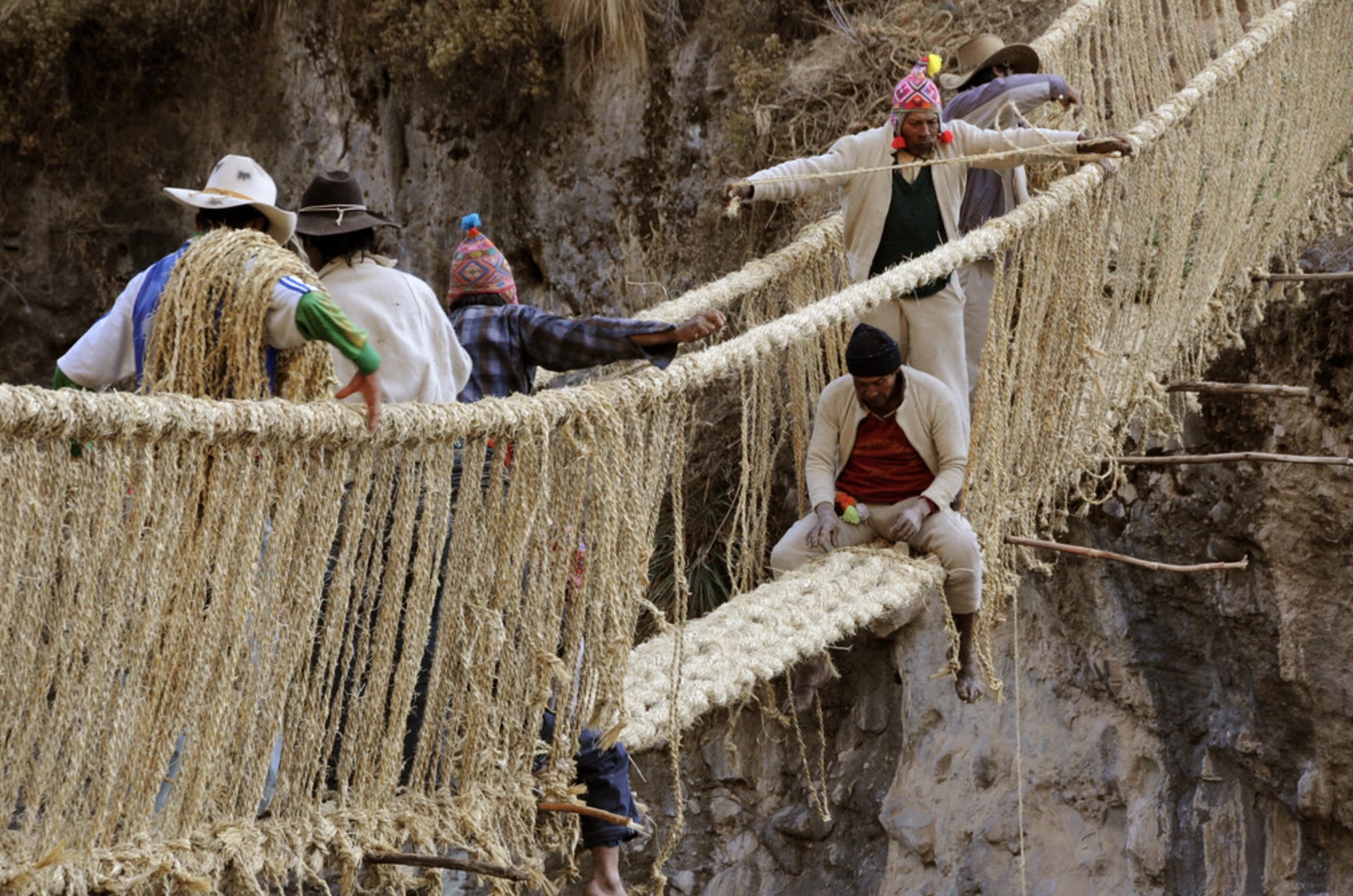 les habitants du district de Quehue construisent un pont traditionnel appelé Queshuachaca. Pérou.