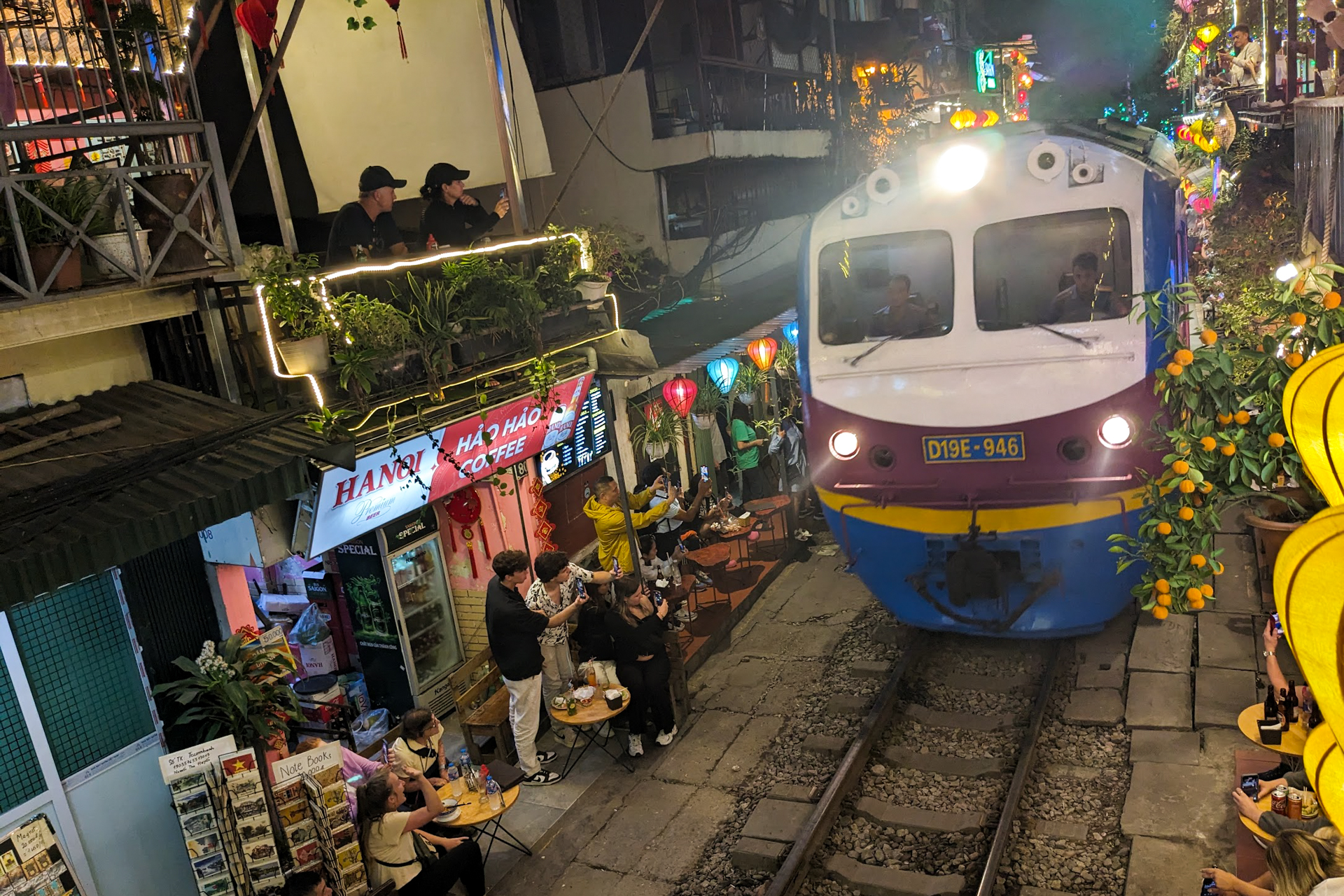 Train qui passe dans les rues de Hanoi