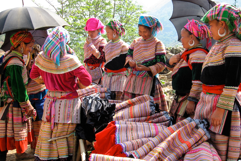 Femmes hmong fleur au marché de Can Cau © Jérôme Kotry