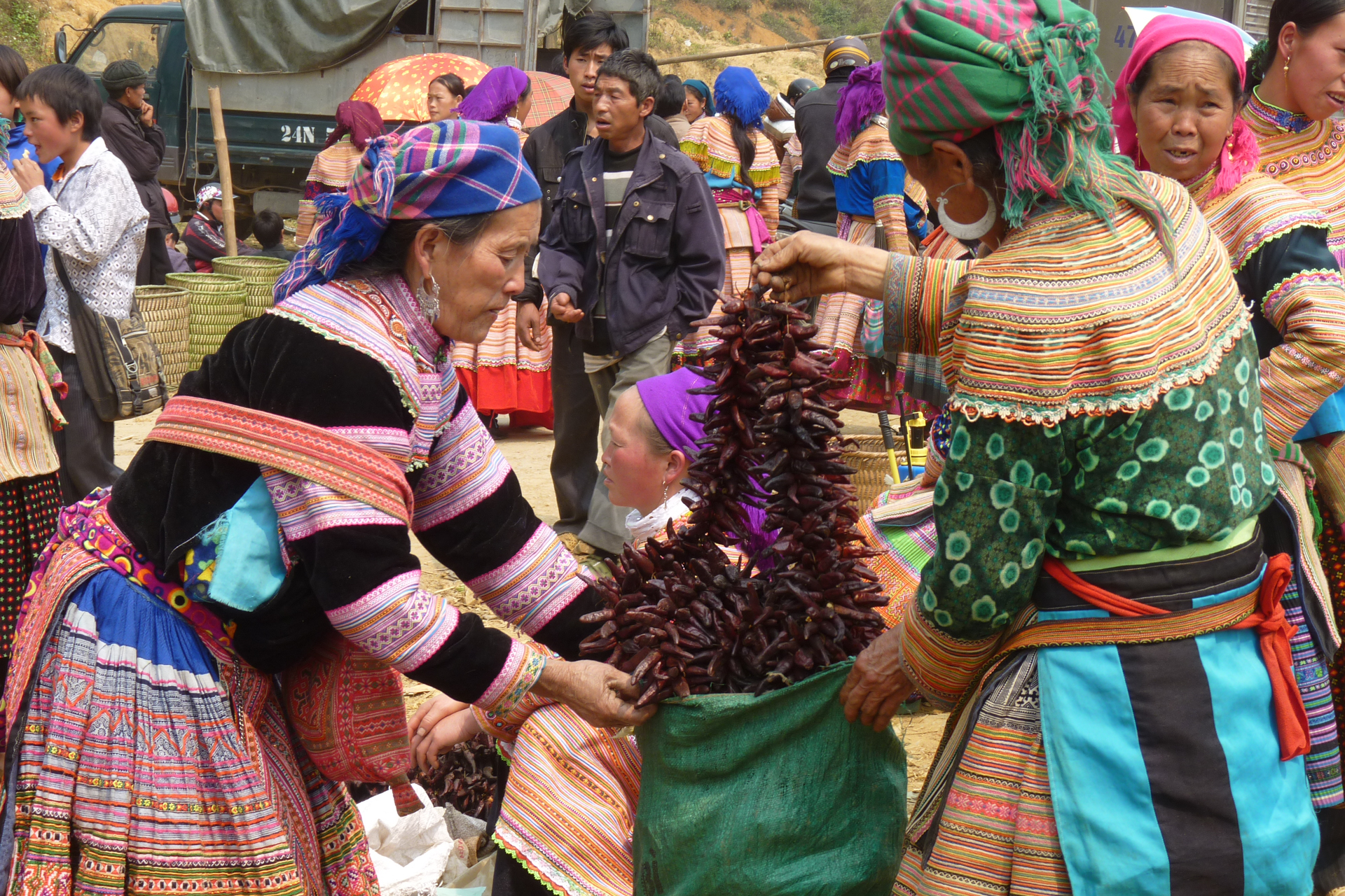 Vente de piments sur un marché montagnard