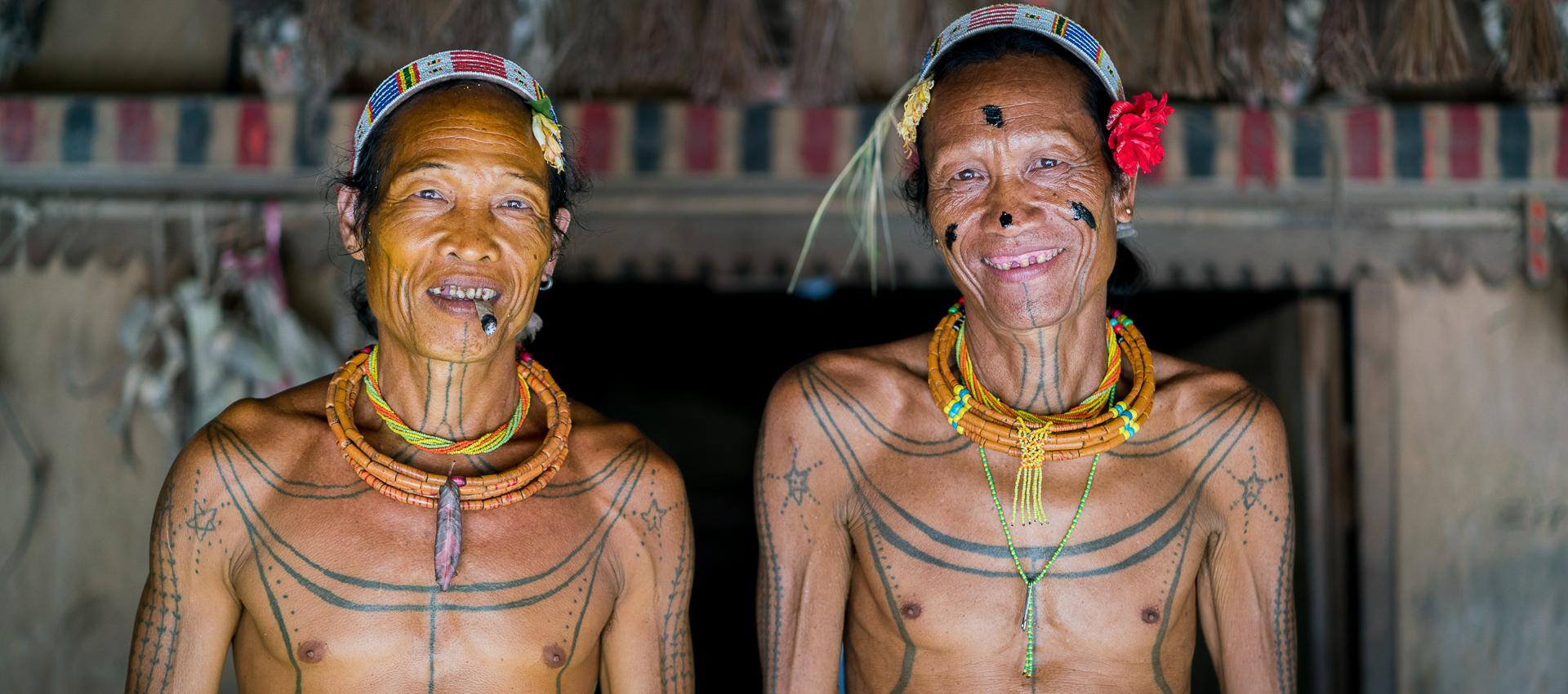 Immersion chez les hommes-fleurs mentawaï de l'île de Siberut