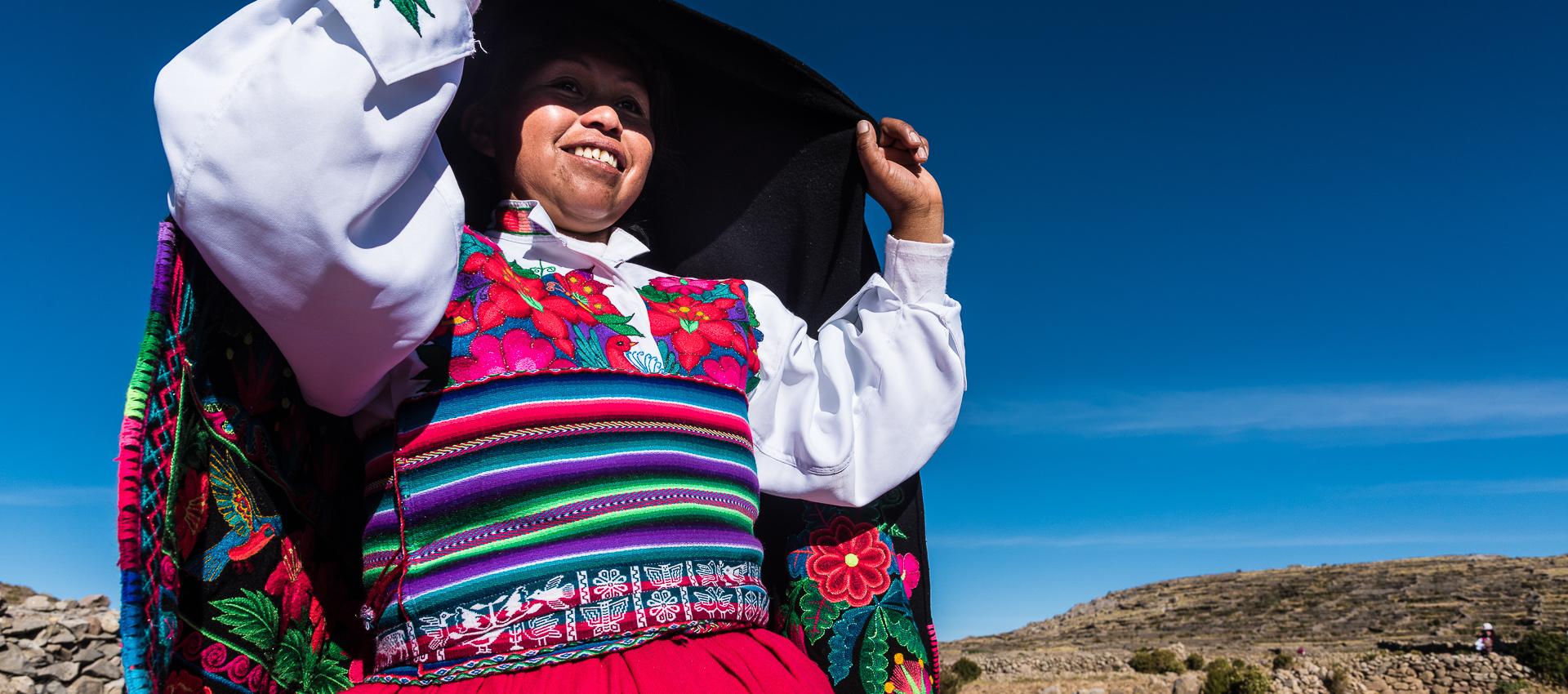 Femme en tenue traditionnelle au Pérou