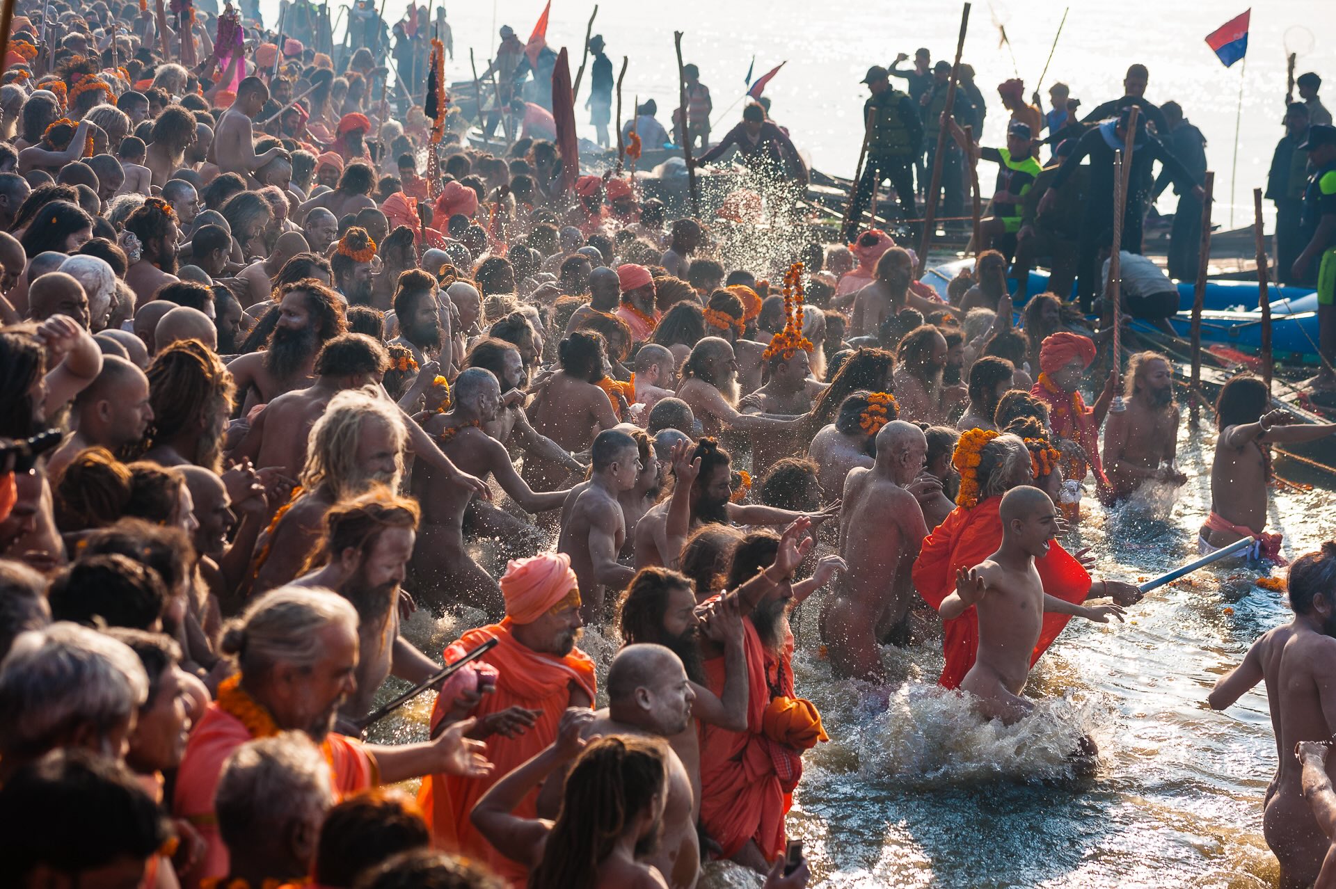 Bain dans le Gange des naga sadhus à la Kumbh Mela de Prayagraj / David Ducoin