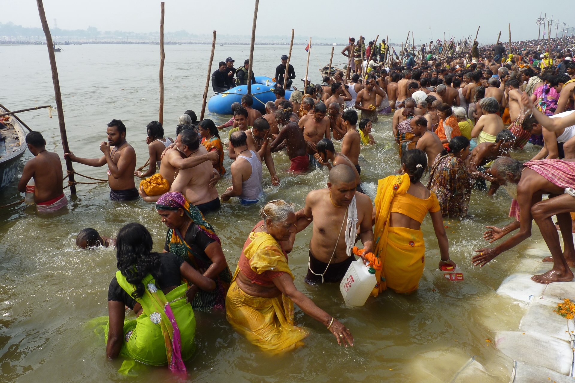 Foule de pèlerins venant se baigner dans le Gange lors de la Kumbh Mela de Prayagraj / Jérôme Kotry