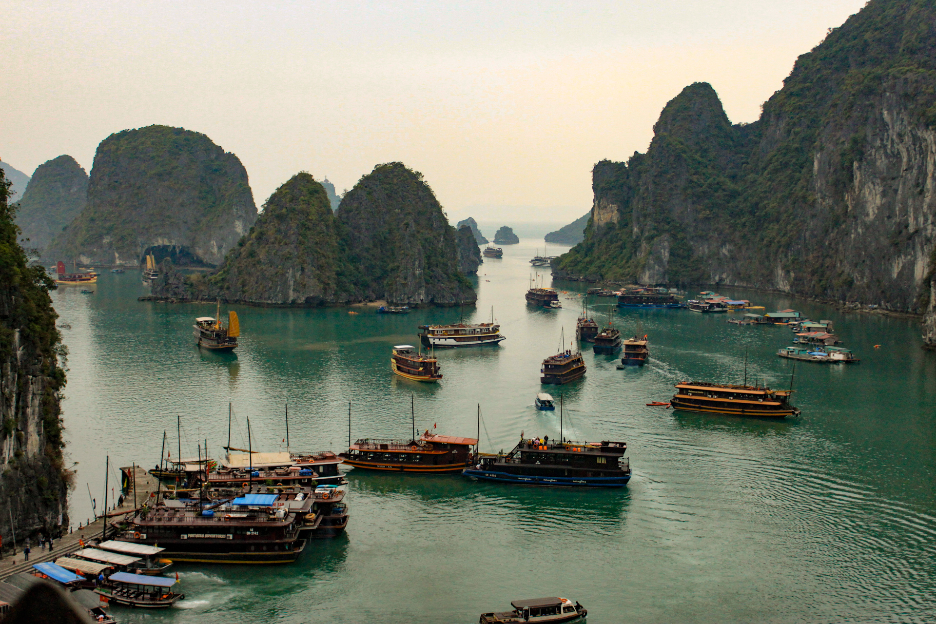 Baie d'Ha Long et ses îles karstiques abritant des grottes