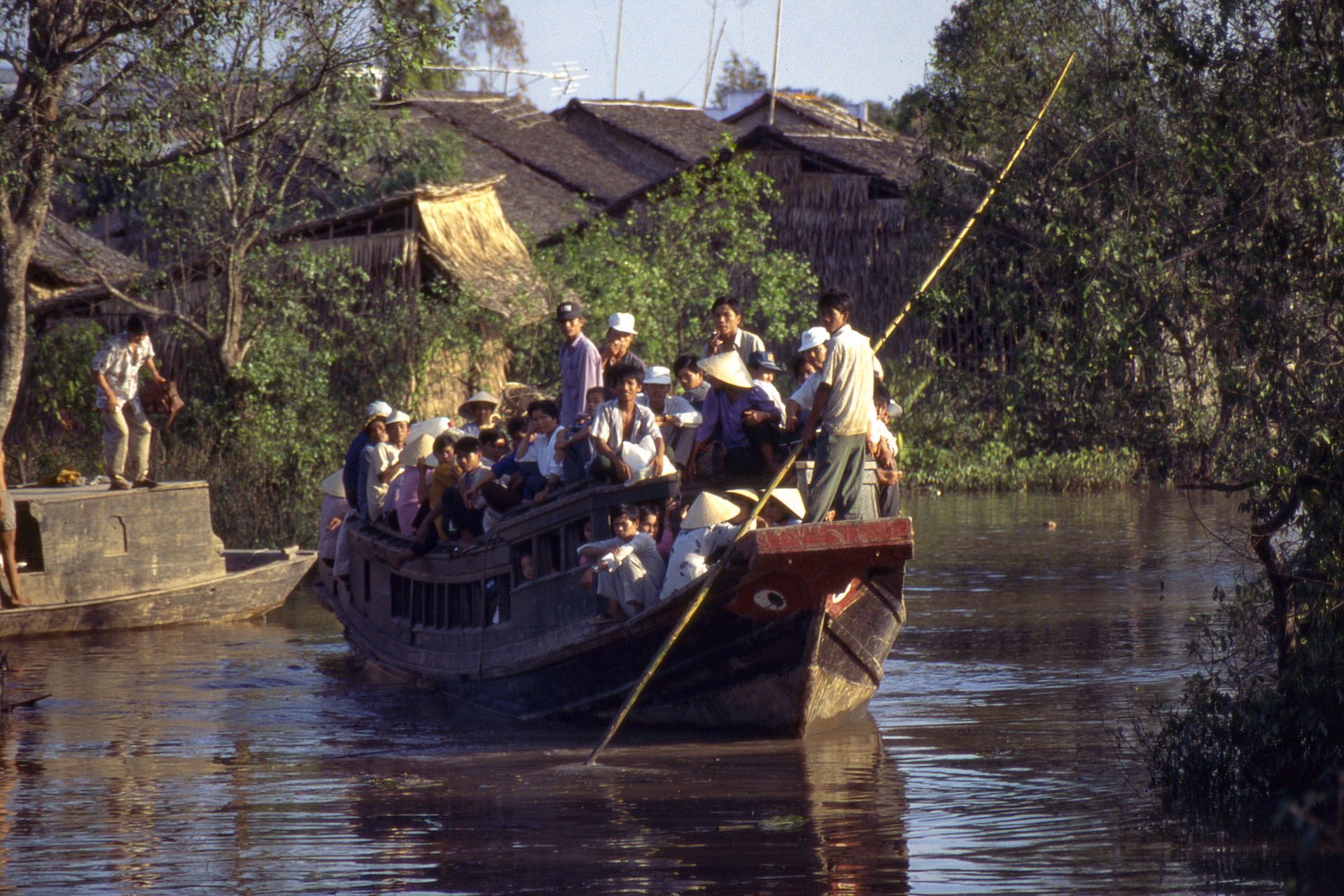 Transport collectif en bateau dans le delta du Mékong