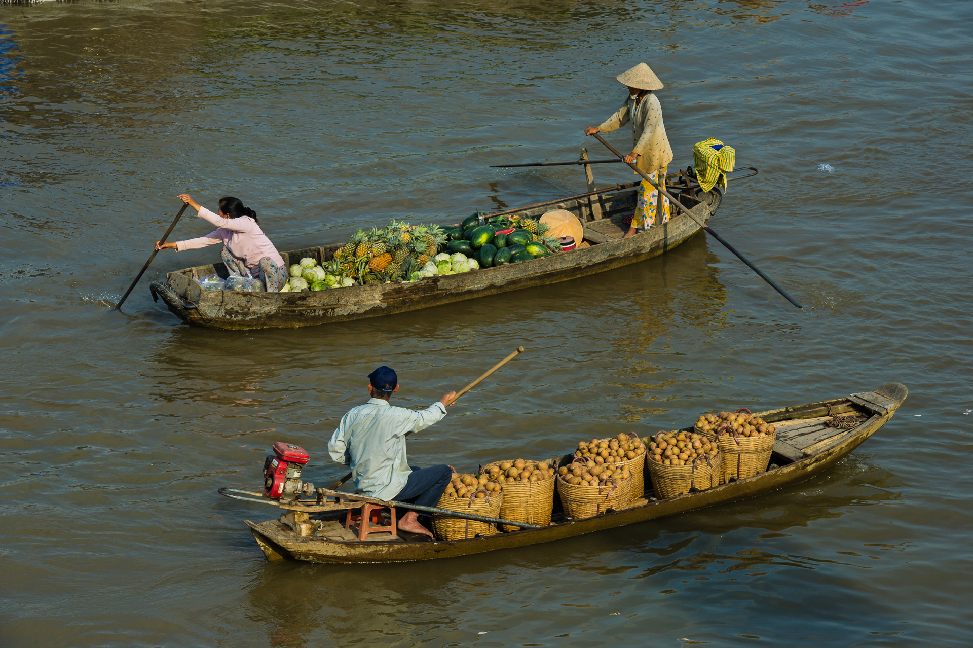 Fruits et légumes transportés par bateau dans le delta du Mékong