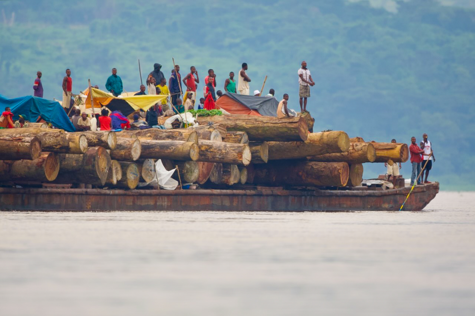 Bateau grumier et Congolais sur le fleuve congo