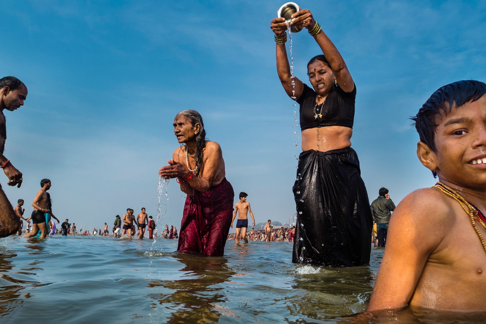 Bain dans le Gange en famille lors de la Kumbh Mela de Prayagraj / David Ducoin