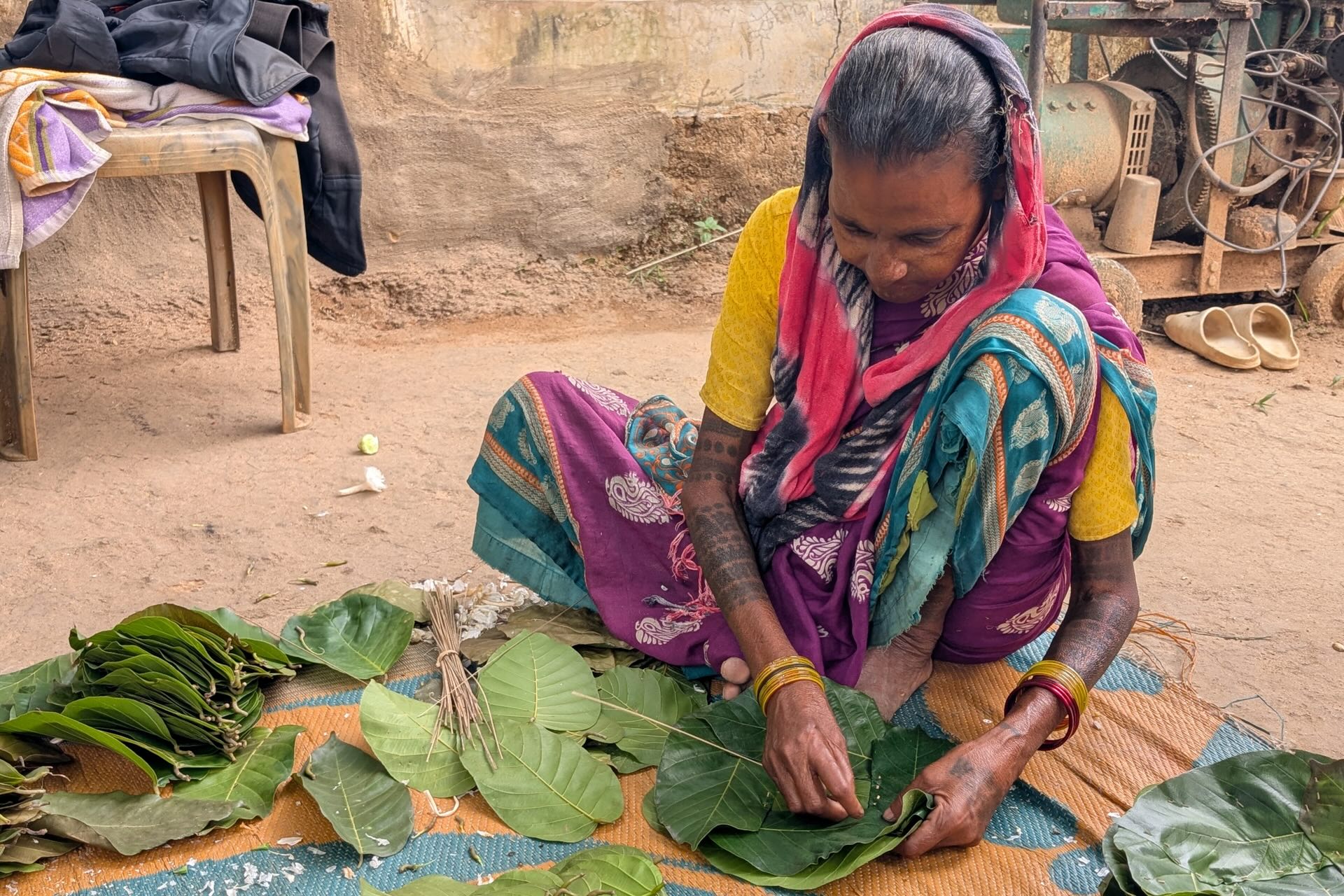 Femme Oraon confectionnant des assiettes à base de feuilles