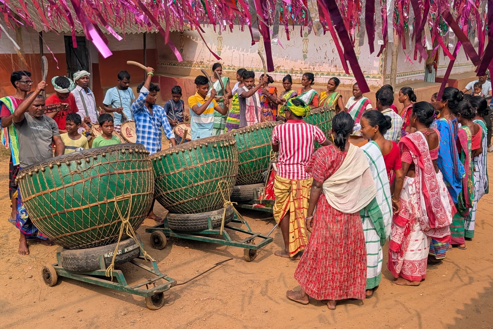 Danse au son des grands tambours dans un village des Santhal 