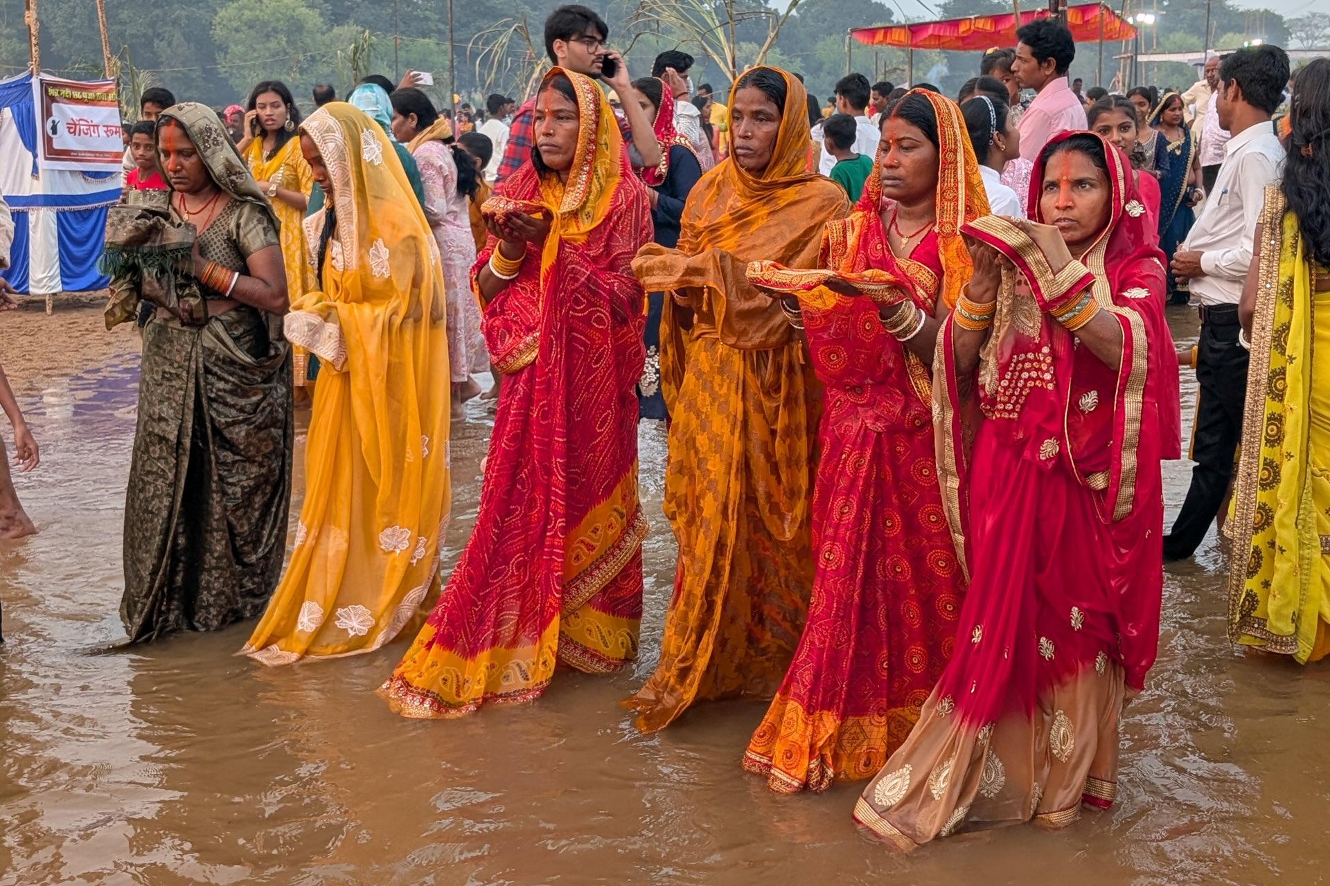 Célébration de la Chhath puja dédiée à Surya, le dieu soleil