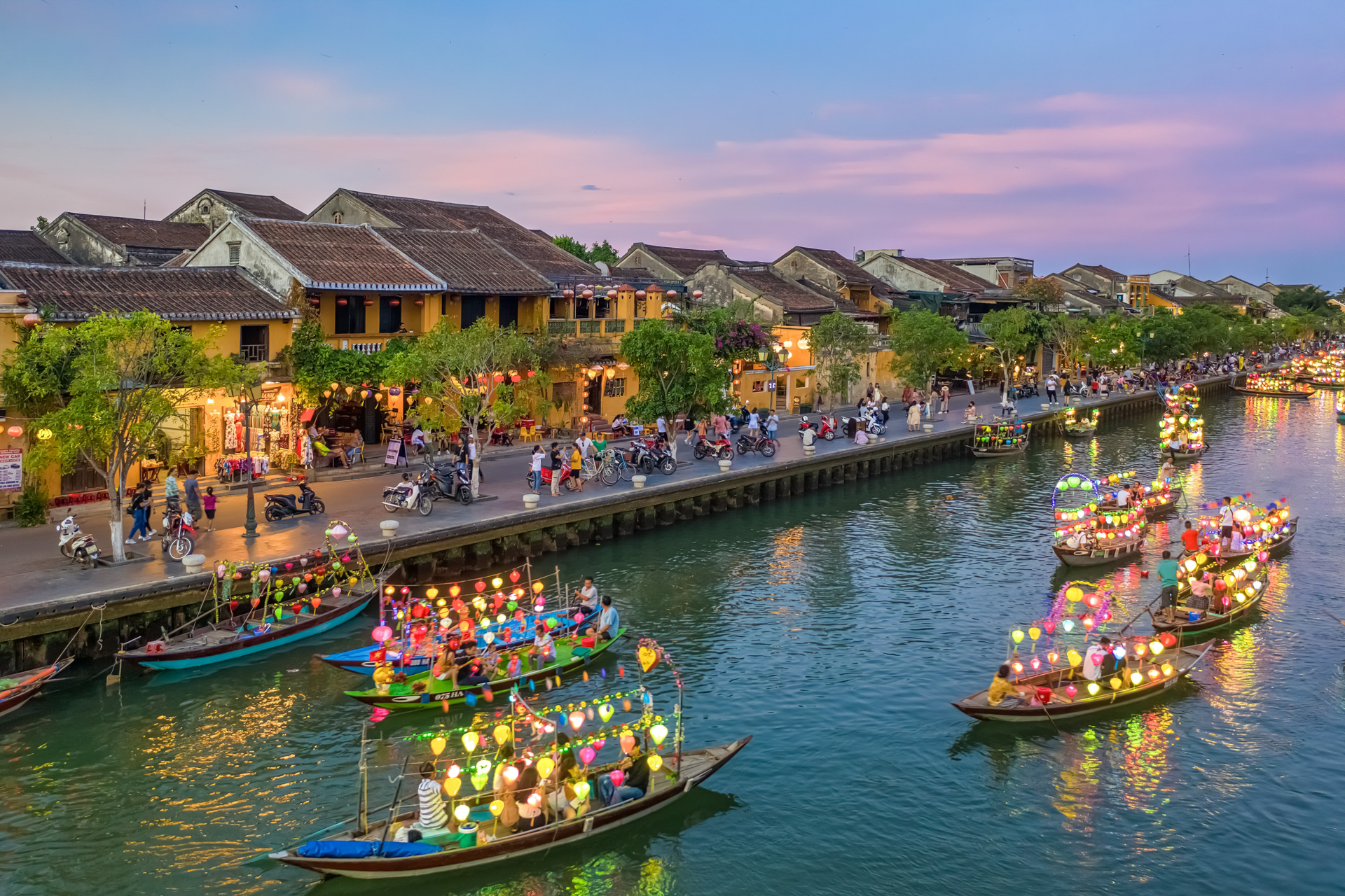 Bateaux lors de la fête des lumières à Hoi An