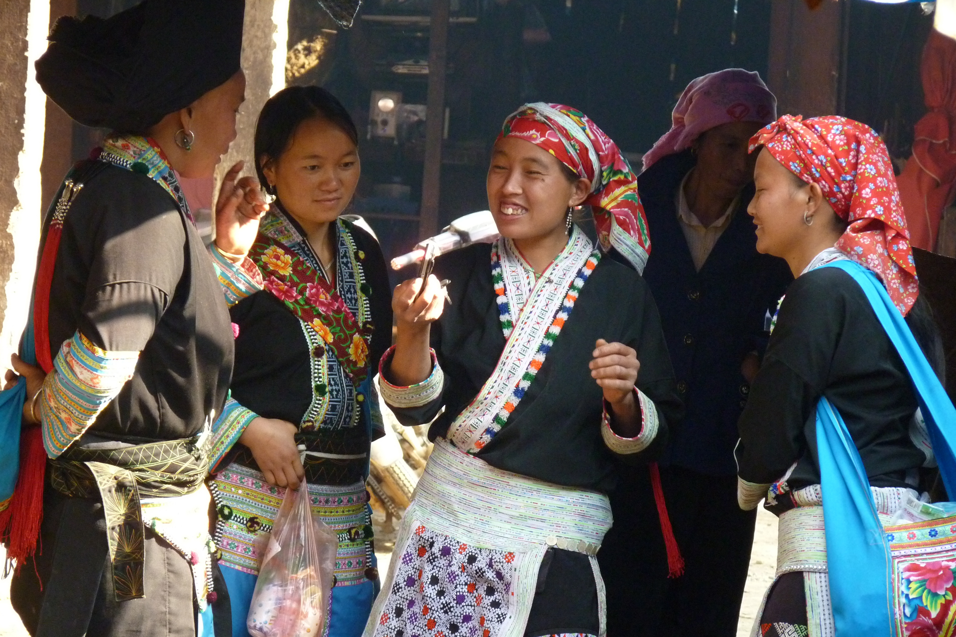 Rencontres ethniques sur un marché hebdomadaire dans le nord-ouest du Vietnam