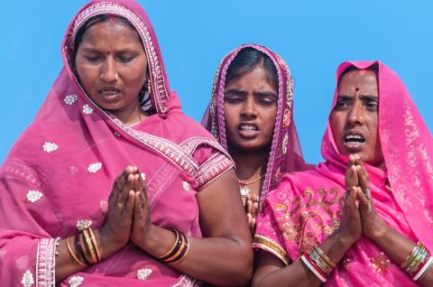 Prières pendant le pèlerinage de la Kumbh Mela à Allahabad en India