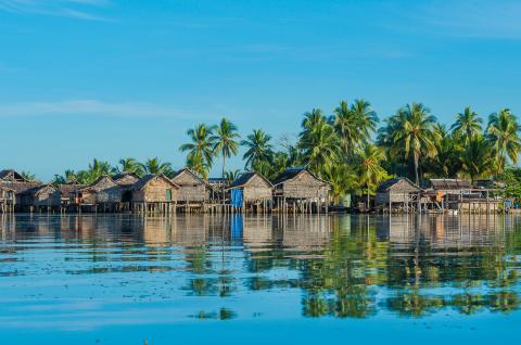 Village bâti sur une petite île en Papouasie-Nouvelle-Guinée