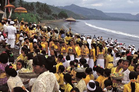 Immersion dans une grande cérémonie collective à Bali