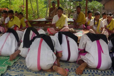 Immersion dans une cérémonie du peuple karen à la frontière entre Thaïlande et Birmanie