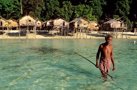 Rencontre d'un pêcheur du peuple moken en mer d'Andaman