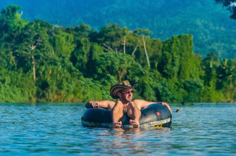 Rio Don Diego dans le parc Taironaka sur la côte caraïbe en Colombie