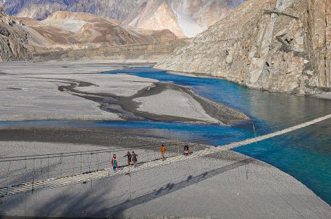 Traversée pont suspendu Husseini en Hunza