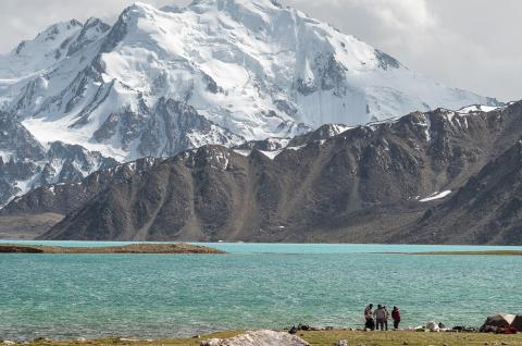 Bivouac sure les rives des eaux turquoise du lac de Zaroshkul face au massif du Rushan