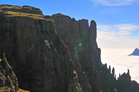 Randonnée vers une falaise du Drakensberg