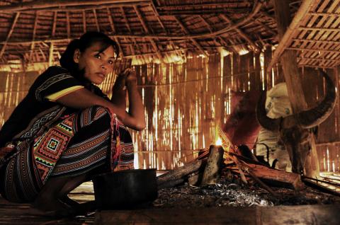 Rencontre avec une femme cau maa' dans sa maison dans la région de Ta Lai