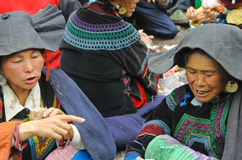 Randonnée vers des femmes yi des Da Liangshan au sud du Sichuan