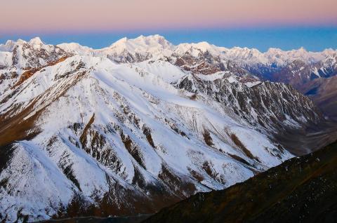 Ascension au lever du jour Mingli Sar au nord Pakistan