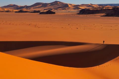 Trek dans un paysage de dunes rouges en Algérie