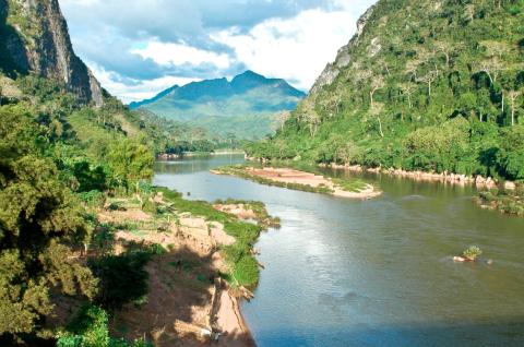 Traversée du nord Laos au fil de la rivière Nam Ou entre la région de Muang Khua et celle de Nong Khiaw