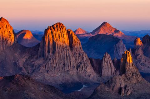 Lever de soleil sur les Tezouyag à l'Assekrem