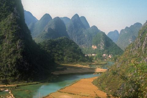 Randonnée à travers des paysages karstiques dans la province de Guangxi