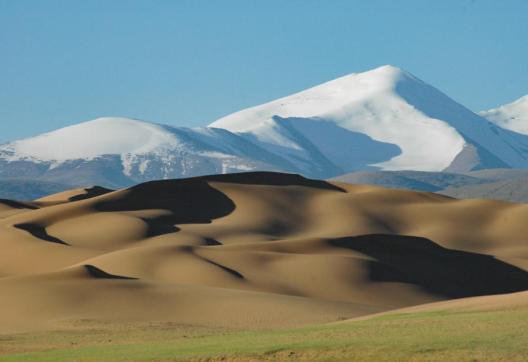 Dunes et montagnes enneigées de l'Altyn Tagh