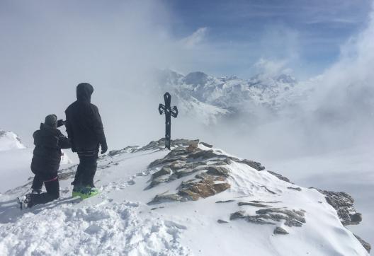 Voyage d'aventure et vue au sommet dans le Canton du Valais