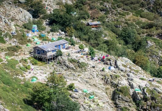 Voyage d'aventure près d'un refuge en Corse