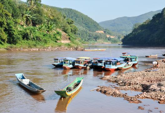 Navigation sur la rivière Nam Ou dans les montagnes du nord Laos