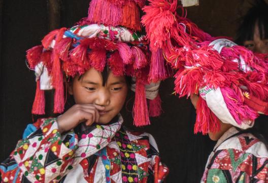 Trek vers des jeunes filles du peuple hualuo yi au Yunnan oriental