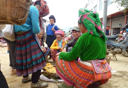 Trekking vers des femmes du peuple miao dans un marché du Yunnan oriental