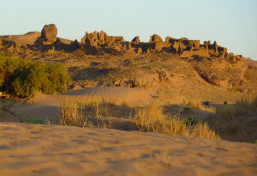 Randonnée près d'un ancien village dans le Sahara