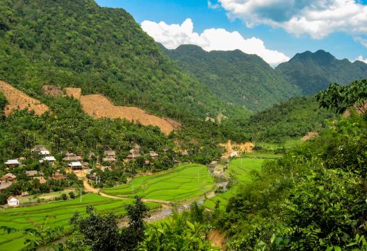 Randonnée dans une vallée montagnarde proche du Laos