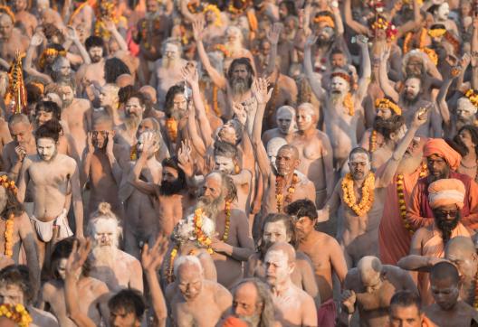 Trekking avec les naga sadhus allant se baigner dans le Gange à la Kumbh Mela d'Allahabad