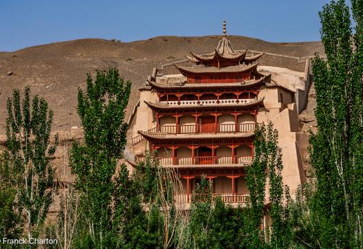 Trekking vers l'entrée des grottes de Mogao près de Dunhuang