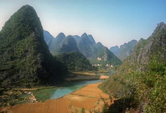 Randonnée à travers des paysages karstiques dans la province de Guangxi