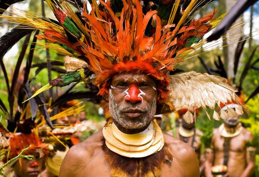 Trek vers des hommes-plumes des Highlands au Goroka Show