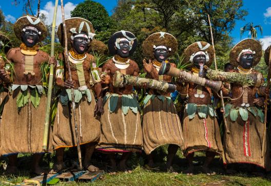 Randonnée vers des danseurs papous enga au Goroka Show dans la province des Highlands